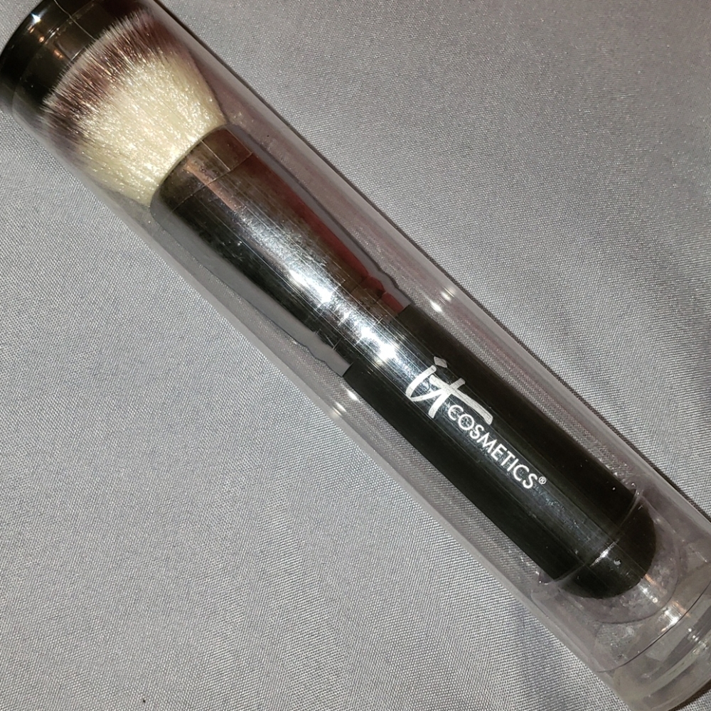 IT Cosmetics brush
